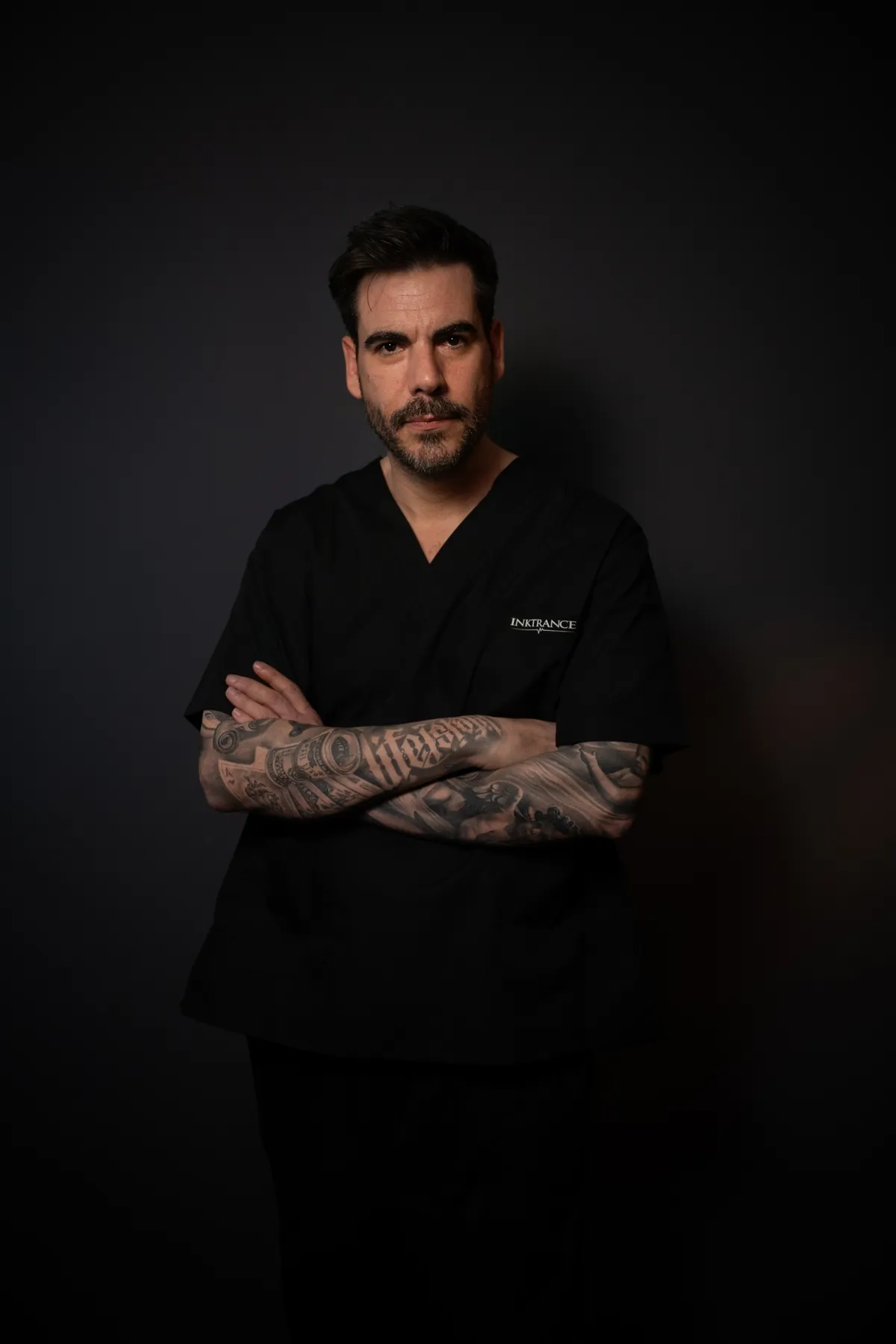 Retrato de Miguel Bohigues, tatuador de Inktrance, con los brazos cruzados