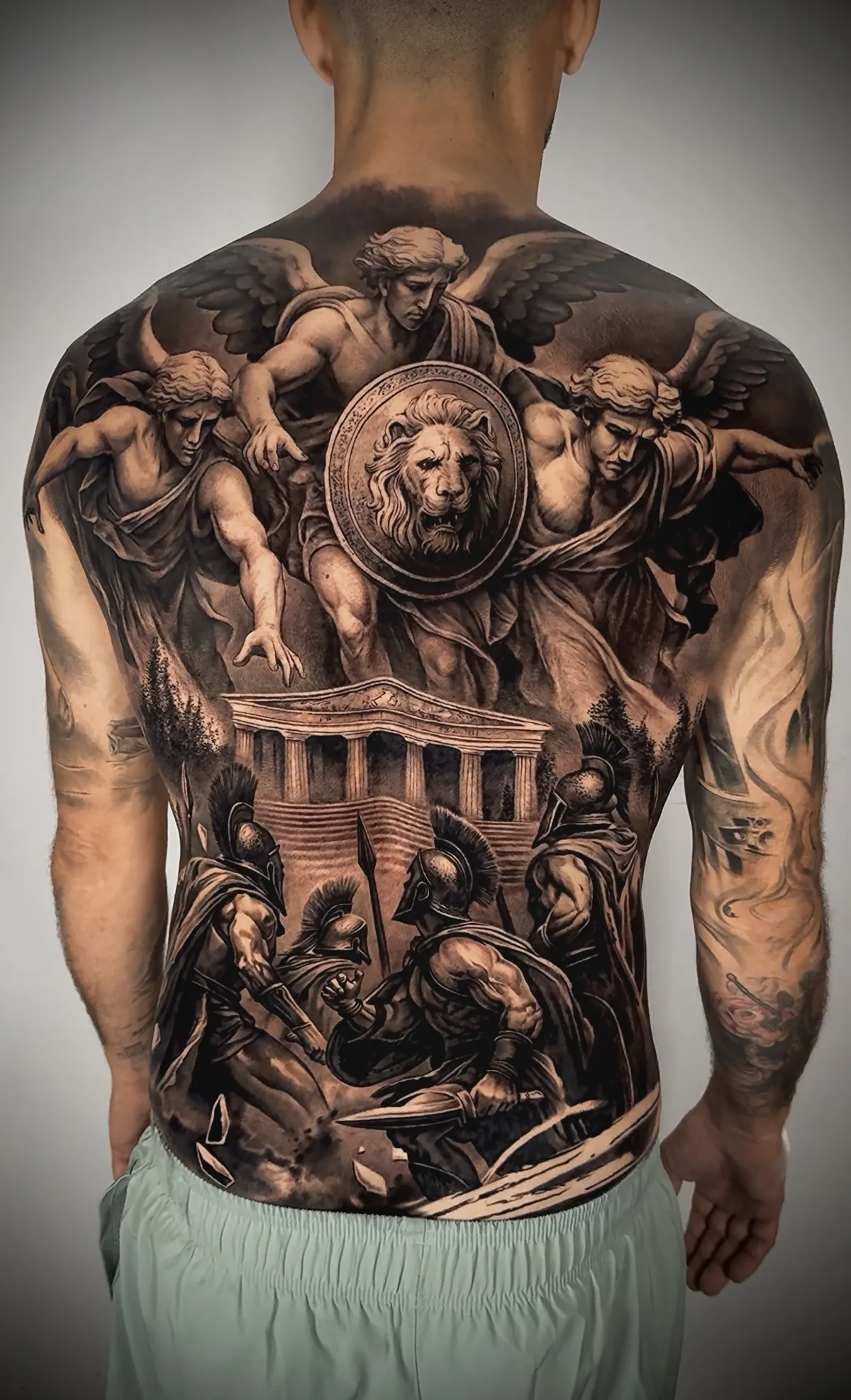 Espalda completa con retrato de guerrera, tigre y calavera en composición simétrica
